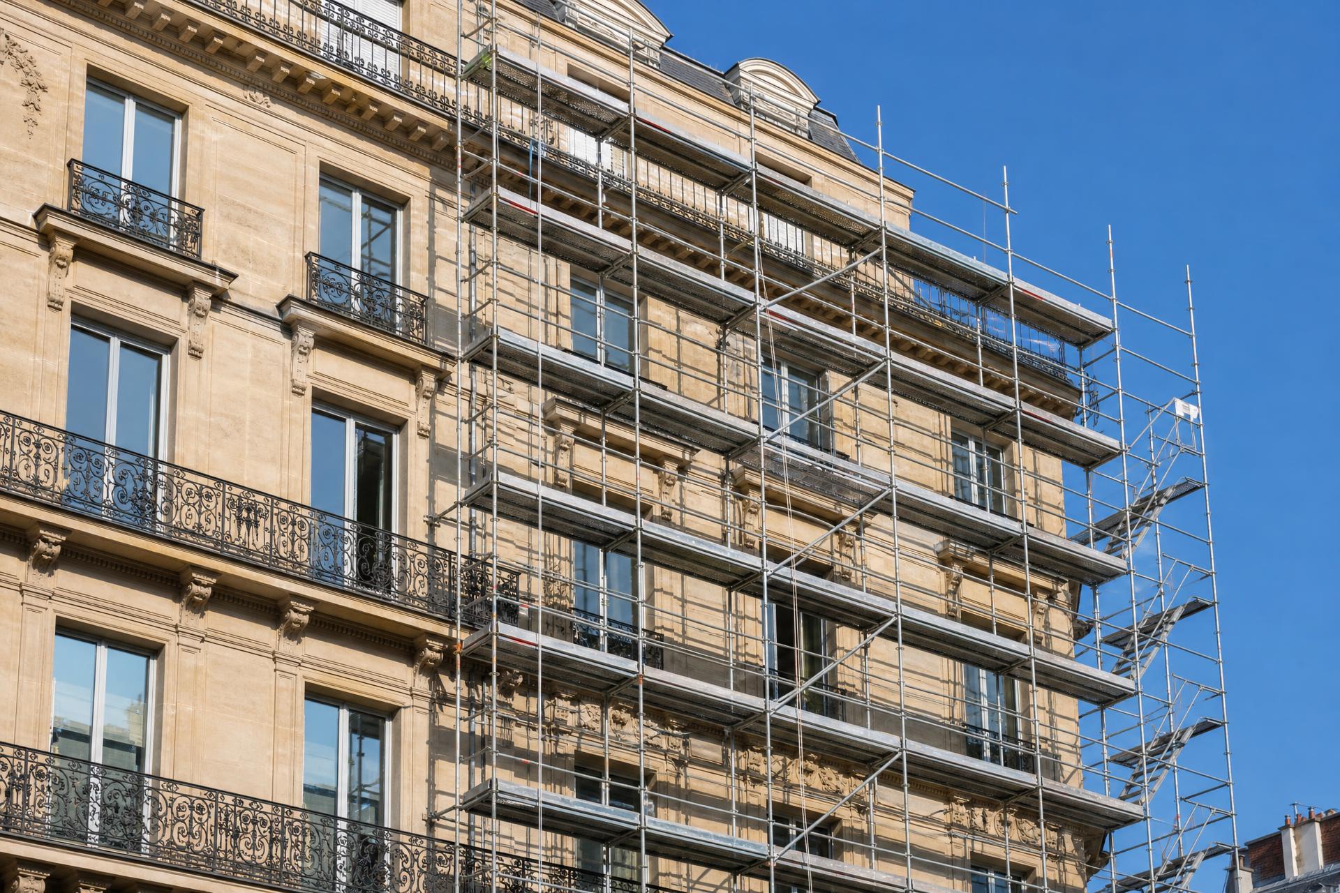 Échafaudage sur immeuble haussmannien rénové à Strasbourg